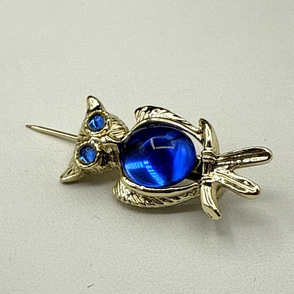 Vintage Brooch‎ Jelly Belly Owl Blue Rhinestone Eyes Gold Tone Bird Pin